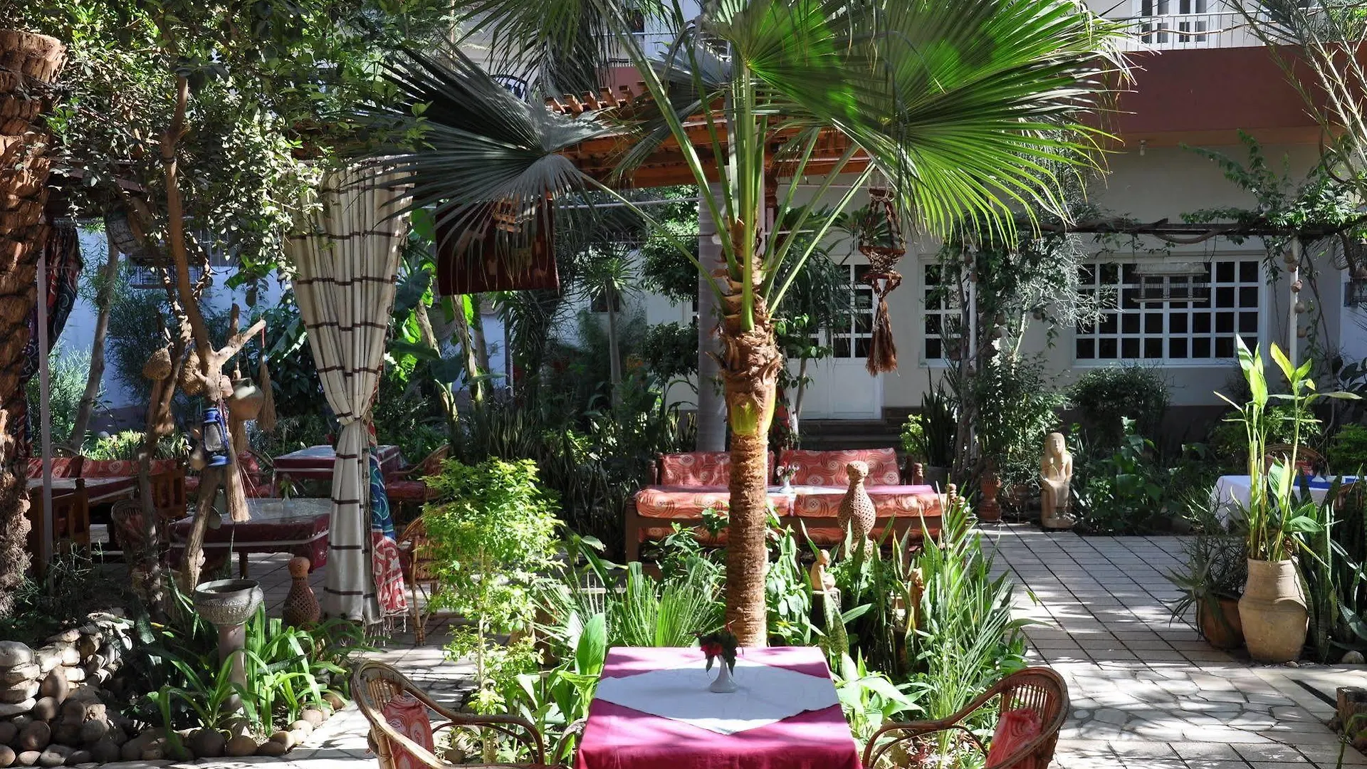 Amon Hotel Luxor 2*,
